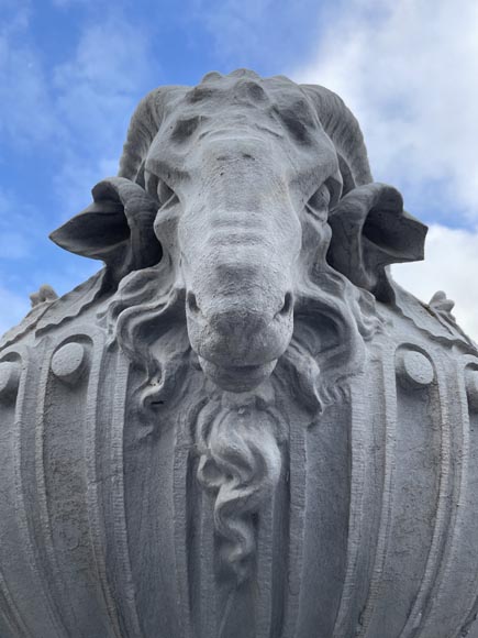 Grand vase en pierre sculptée, style Louis XVI, orné de têtes de bouc-2