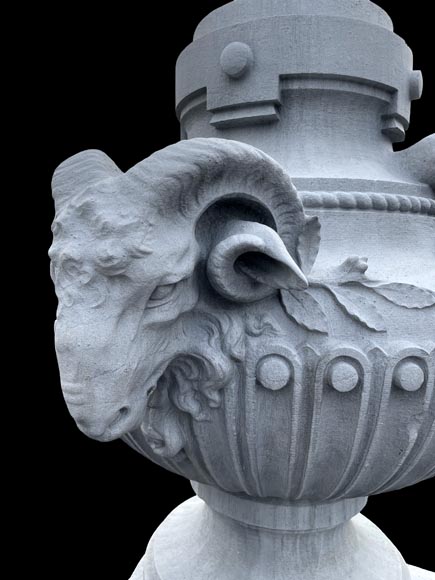 Grand vase en pierre sculptée, style Louis XVI, orné de têtes de bouc-3