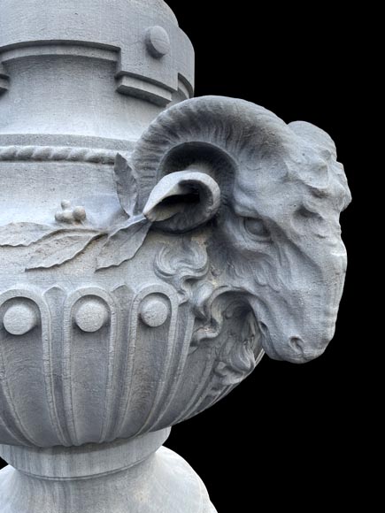 Grand vase en pierre sculptée, style Louis XVI, orné de têtes de bouc-4