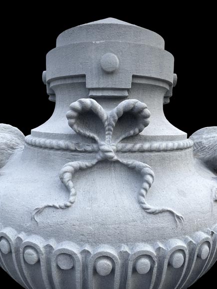 Grand vase en pierre sculptée, style Louis XVI, orné de têtes de bouc-5