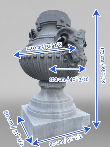 Grand vase en pierre sculptée, style Louis XVI, orné de têtes de bouc-6