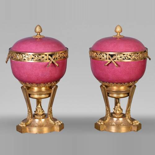L’Escalier de CRISTAL (dans l’esprit de), Paire de pots-pourris en porcelaine rose, XIXe siècle