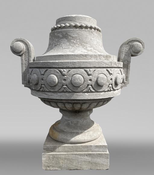 Grand vase de jardin en pierre de Soignies sculptée, style Louis XVI-0