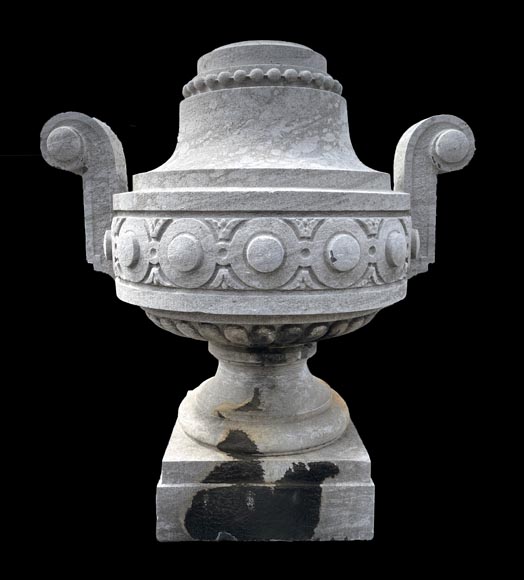 Grand vase de jardin en pierre de Soignies sculptée, style Louis XVI-1
