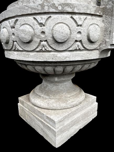 Grand vase de jardin en pierre de Soignies sculptée, style Louis XVI-3