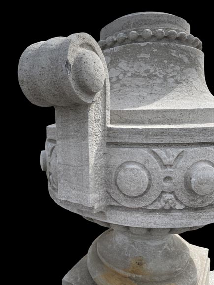 Grand vase de jardin en pierre de Soignies sculptée, style Louis XVI-4