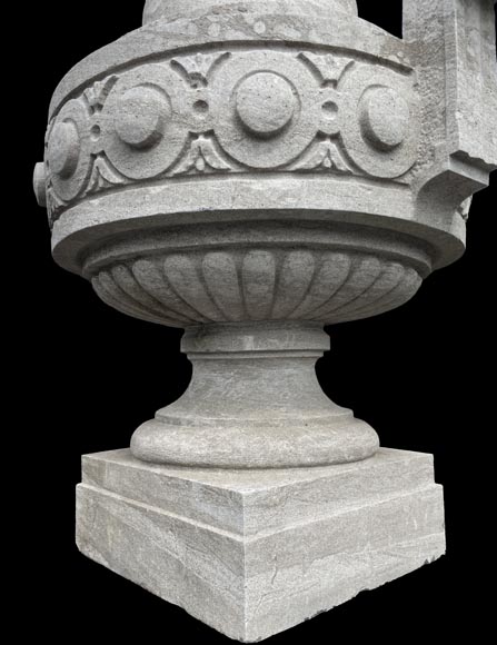 Grand vase de jardin en pierre de Soignies sculptée, style Louis XVI-5