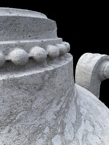 Grand vase de jardin en pierre de Soignies sculptée, style Louis XVI-6