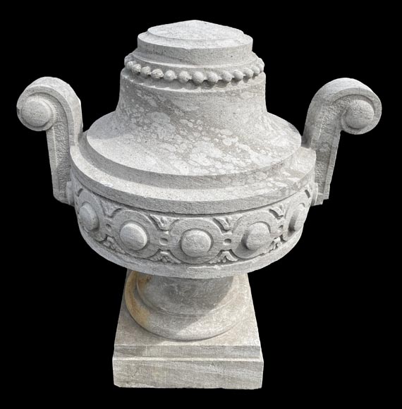 Grand vase de jardin en pierre de Soignies sculptée, style Louis XVI-7
