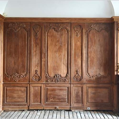 Boiserie de style Louis XV en chêne sculpté avec des éléments anciens