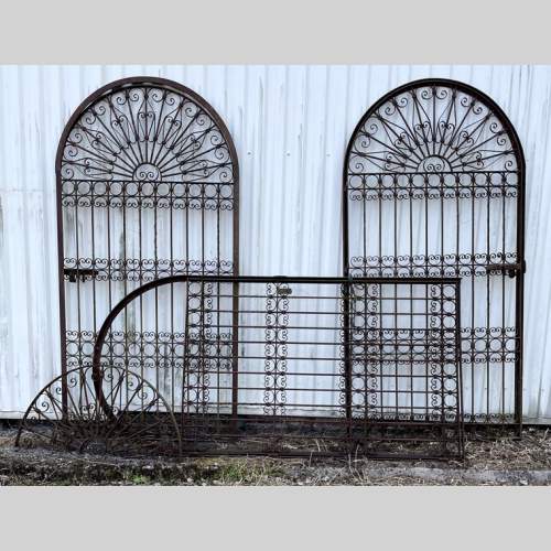 Trois Portails Ouvrants en Fer Forgé avec Châssis – Vers 1850