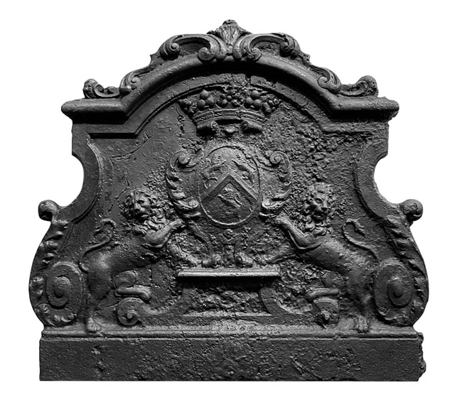 Plaque de cheminée armoriée et décorée de lions Plaque de cheminée armoriée et décorée de lions-0