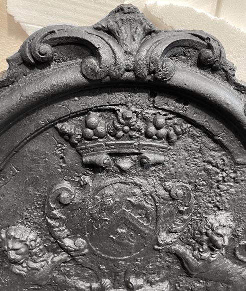 Plaque de cheminée armoriée et décorée de lions Plaque de cheminée armoriée et décorée de lions-3