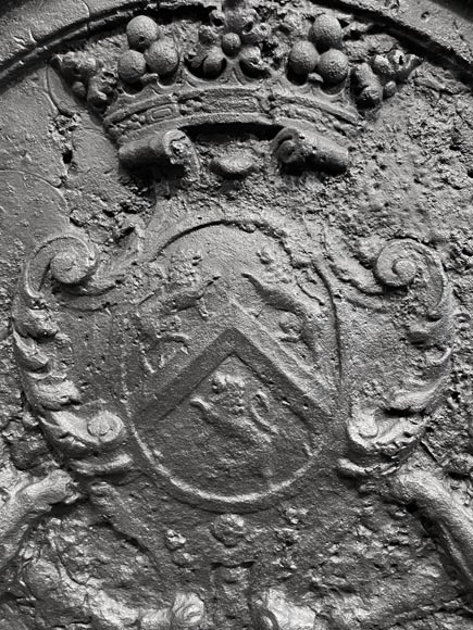 Plaque de cheminée armoriée et décorée de lions Plaque de cheminée armoriée et décorée de lions-4