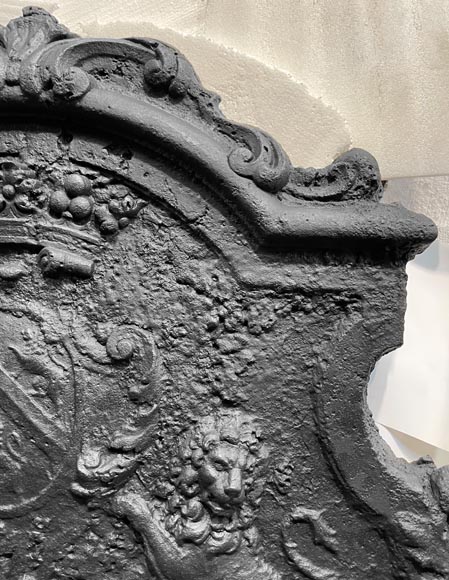 Plaque de cheminée armoriée et décorée de lions Plaque de cheminée armoriée et décorée de lions-5