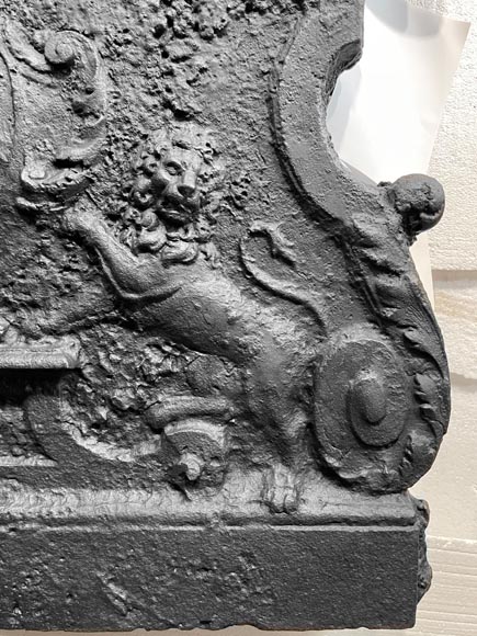 Plaque de cheminée armoriée et décorée de lions Plaque de cheminée armoriée et décorée de lions-6