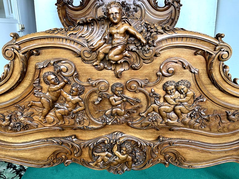 Lit capitonné de style Louis XV en noyer | L’ESTAMPILLE