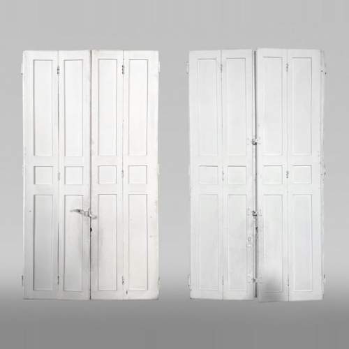 Deux paires de volets anciens en chêne