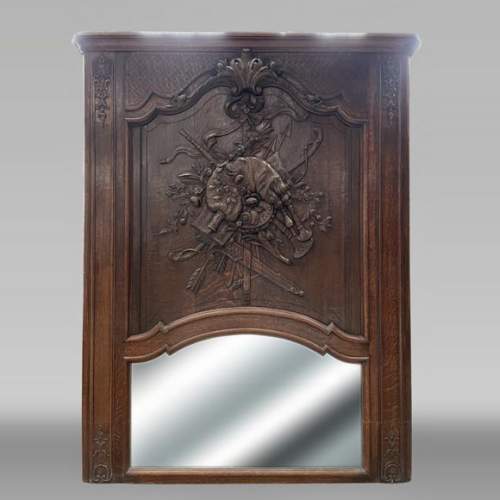 Trumeau en bois sculpté à décor de cornemuse