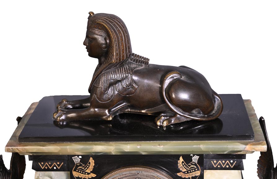 Garniture de cheminée égyptomanie en marbre noir, onyx vert et bronze doré-1