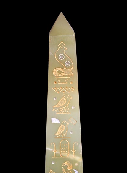Garniture de cheminée égyptomanie en marbre noir, onyx vert et bronze doré-9