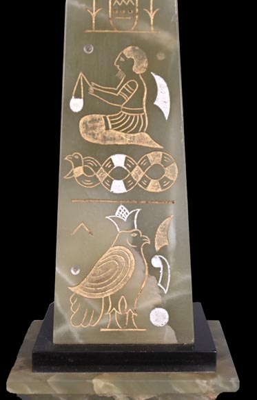 Garniture de cheminée égyptomanie en marbre noir, onyx vert et bronze doré-11