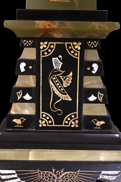 Garniture de cheminée égyptomanie en marbre noir, onyx vert et bronze doré-12