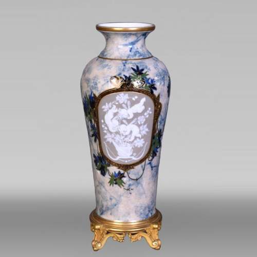 Taxile DOAT – vase en porcelaine émaillée à décor d’Amours jardiniers