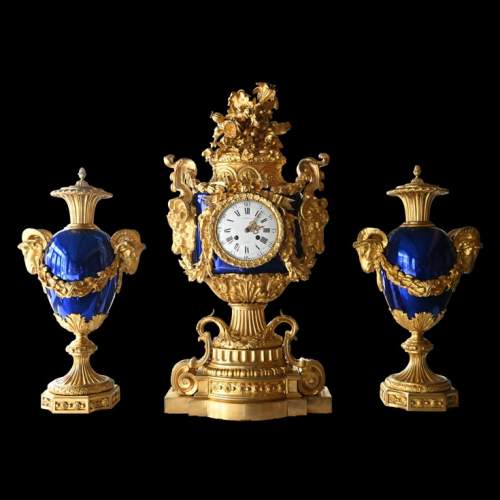 MARQUIS Louis-Auguste, Garniture de cheminée de style Louis XVI en bronze doré et scagliola