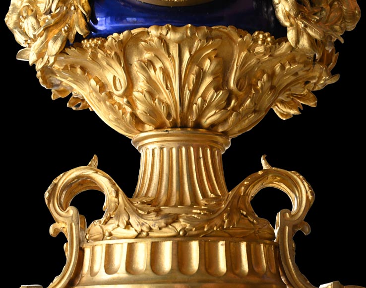 MARQUIS Louis-Auguste, Garniture de cheminée de style Louis XVI en bronze doré et scagliola-11