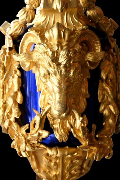 MARQUIS Louis-Auguste, Garniture de cheminée de style Louis XVI en bronze doré et scagliola-14