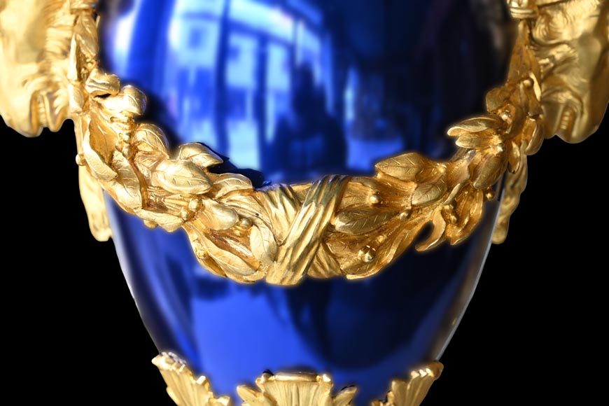 MARQUIS Louis-Auguste, Garniture de cheminée de style Louis XVI en bronze doré et scagliola-20