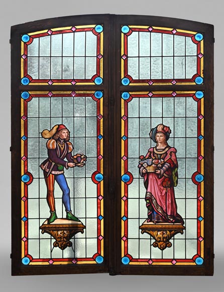 Vitrail double de style néo-Renaissance représentant deux figures portant des offrandes-0