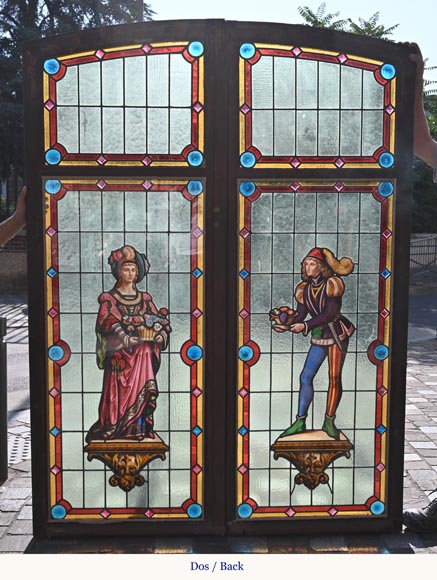 Vitrail double de style néo-Renaissance représentant deux figures portant des offrandes-8