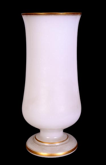 BACCARAT – Paire de vases en opaline blanche à décor japonisant doré-6