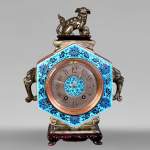 Jules VIEILLARD – Pendule au chien de Fô en faïence polychrome