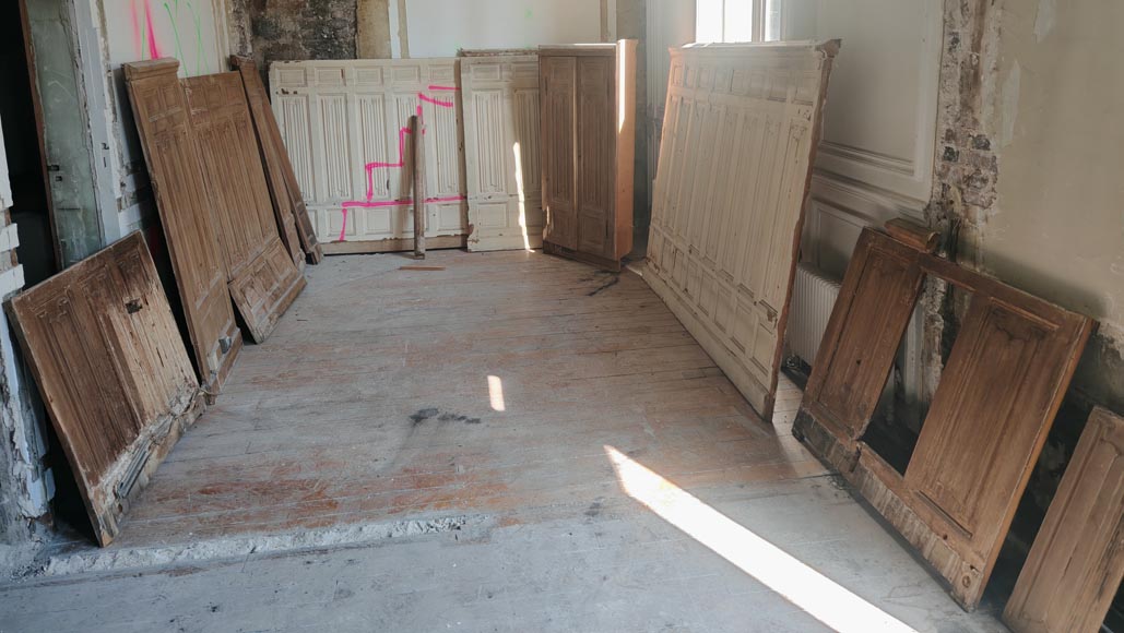 Boiserie de soubassement de style néogothique en chêne à décor de plis de serviette, environ 7 mètres linéaires-1