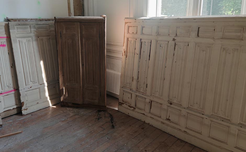 Boiserie de soubassement de style néogothique en chêne à décor de plis de serviette, environ 7 mètres linéaires-2