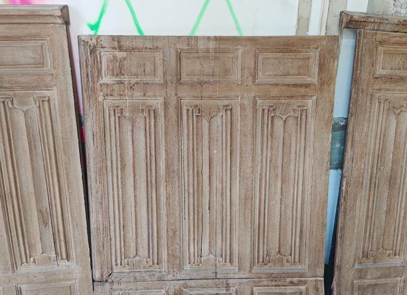 Boiserie de soubassement de style néogothique en chêne à décor de plis de serviette, environ 7 mètres linéaires-3