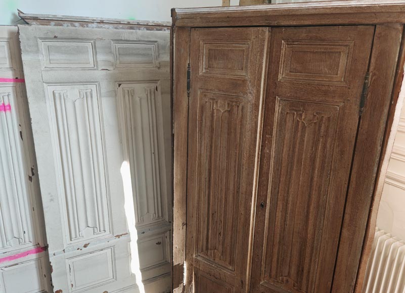 Boiserie de soubassement de style néogothique en chêne à décor de plis de serviette, environ 7 mètres linéaires-4