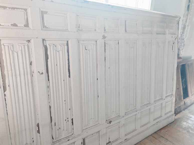 Boiserie de soubassement de style néogothique en chêne à décor de plis de serviette, environ 7 mètres linéaires-5