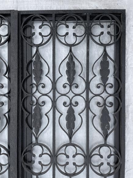 Porte à deux vantaux en fer forgé ajouré d’époque Napoléon III avec son dormant-1