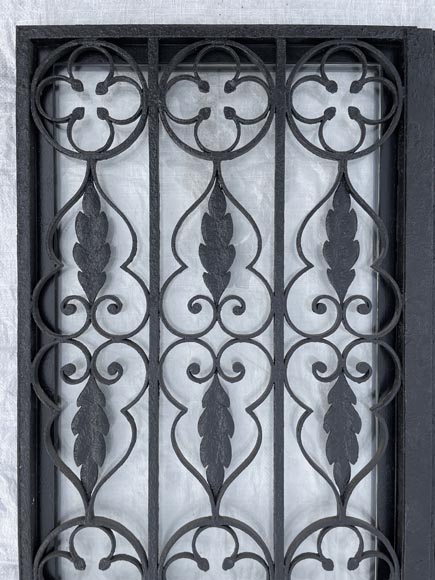 Porte à deux vantaux en fer forgé ajouré d’époque Napoléon III avec son dormant-2