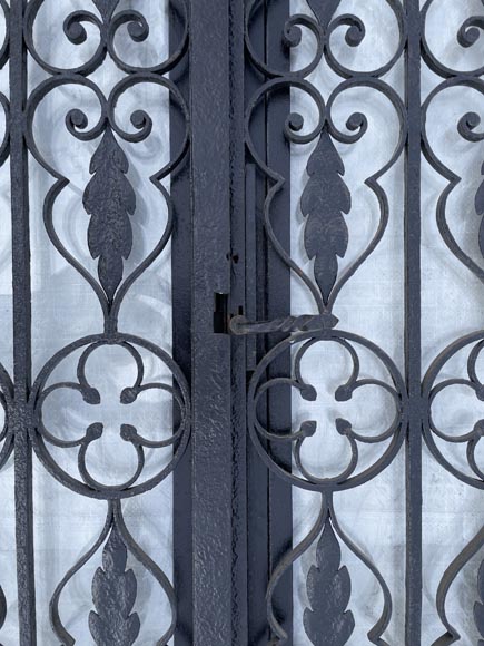 Porte à deux vantaux en fer forgé ajouré d’époque Napoléon III avec son dormant-3