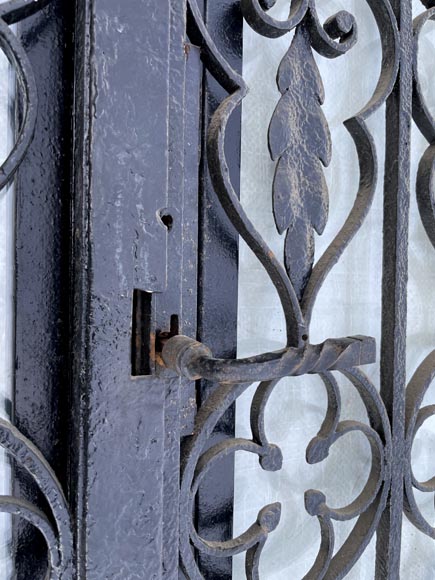 Porte à deux vantaux en fer forgé ajouré d’époque Napoléon III avec son dormant-4