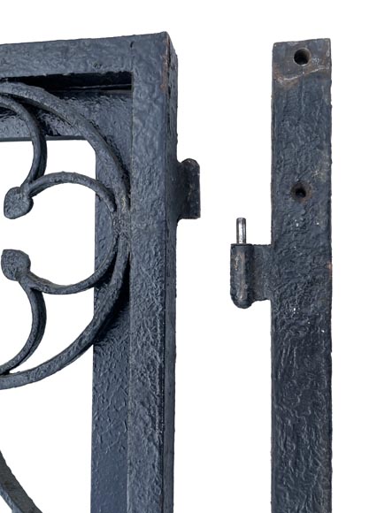 Porte à deux vantaux en fer forgé ajouré d’époque Napoléon III avec son dormant-6