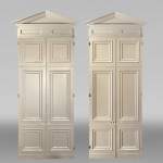Paire de doubles portes avec fronton, style Louis XVI