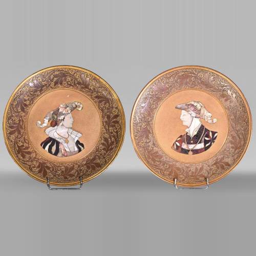 Maison KAYSER SOHN, Personnages de la Renaissance – Paire de plats décoratifs en corviniello, datés 1884