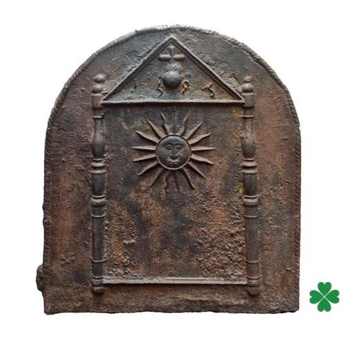Plaque de cheminée en fonte datée 1693, décorée d’un soleil rayonnant et de symboles architecturaux