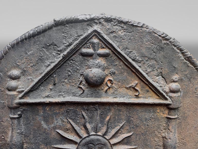 Plaque De Cheminée Fonte XIXe - Décor Tête De Soleil - Vintage Authentique